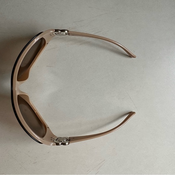 CHANEL Camellia sunglasses and case - Picture 9 of 16